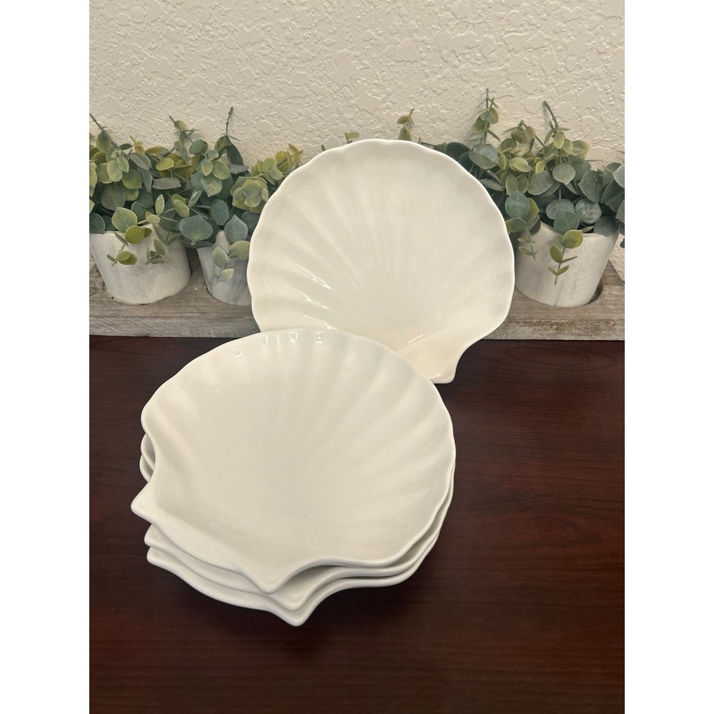 Daffodil white, scallop shell-shaped ceramic dishes set of 4